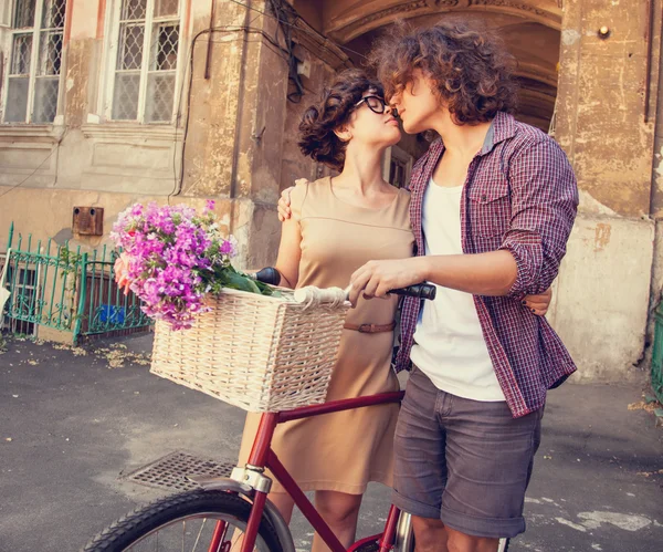 Casal com bicicleta perto de casa . — Fotografia de Stock