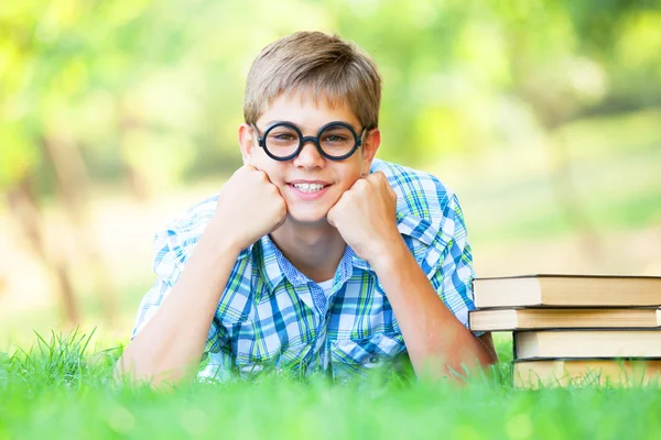 Adolescent garçon avec livres dans l 'parc . — Photo