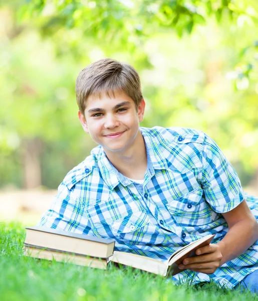 Adolescente com livros e caderno no parque . — Fotografia de Stock