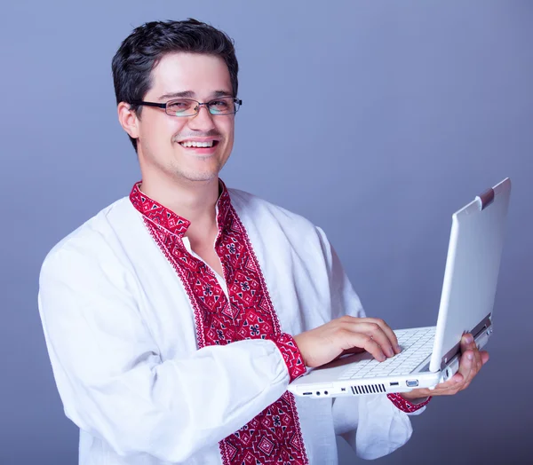 Άνθρωπος στο κέντημα πουκάμισο με laptop — Φωτογραφία Αρχείου