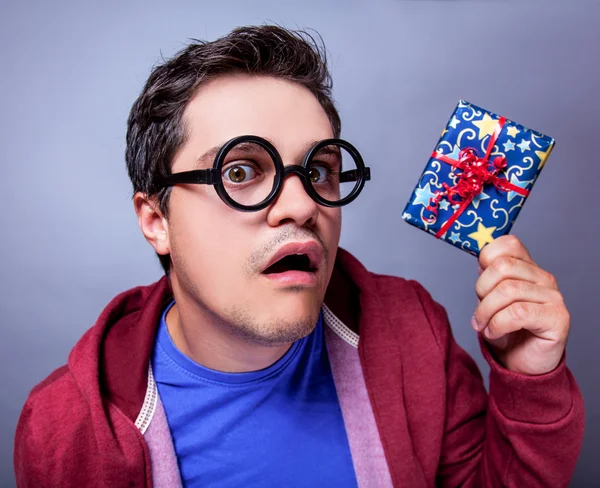 Crazy man met cadeau. — Stockfoto