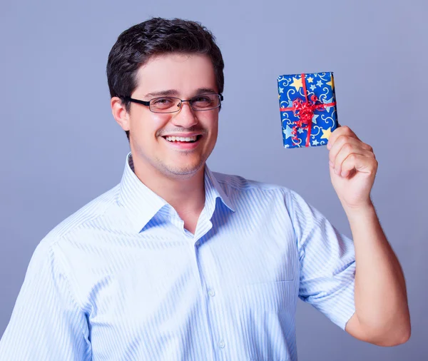 Handsome man with gift. — Stock Photo, Image