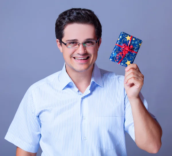 Schöner Mann mit Geschenk. — Stockfoto