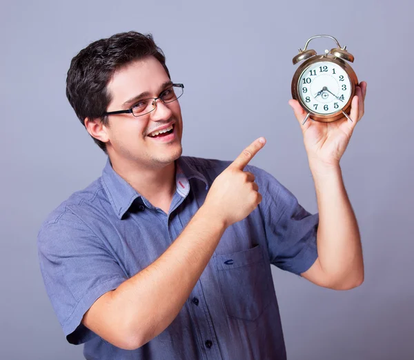 Homme tenant grande horloge — Photo