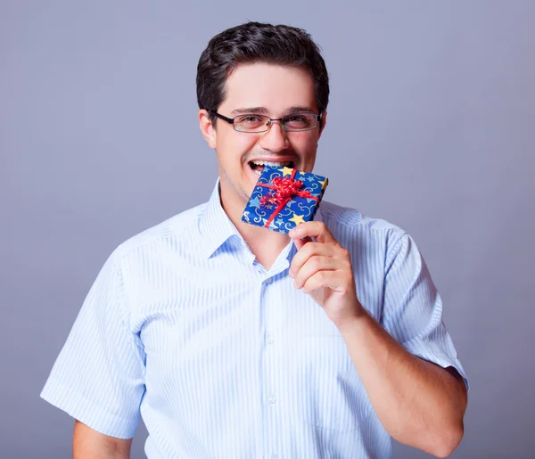 Handsome man with gift. — Stock Photo, Image