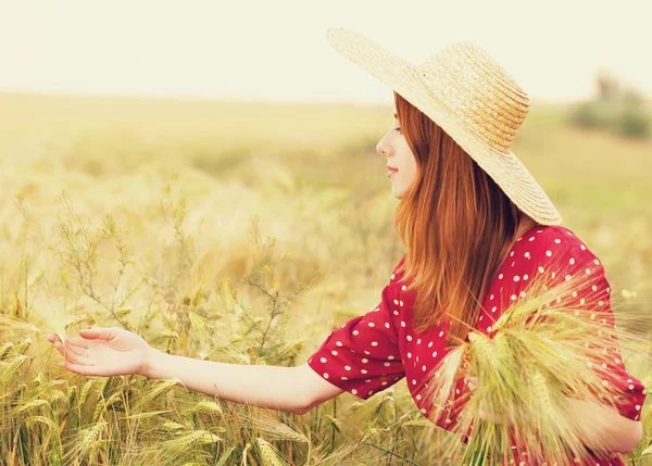 麦畑で赤いドレスで赤毛の女の子 — ストック写真