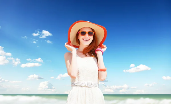 Roodharige meisje op het strand in de lentetijd. — Stockfoto