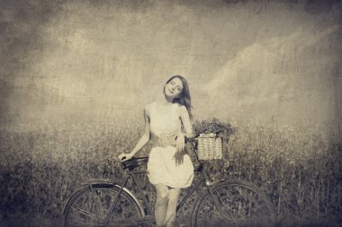 Kırsalda bisikletli bir kız