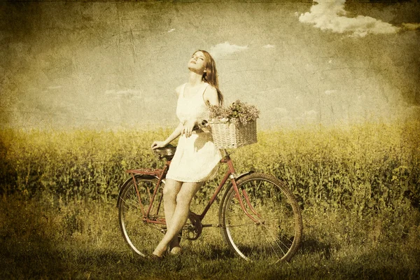 Девушка на велосипеде в деревне — стоковое фото