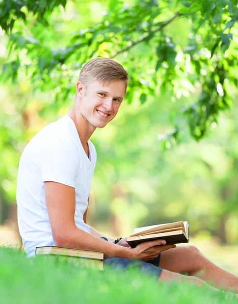 Teen chłopiec z książek i notebooków w parku. — Zdjęcie stockowe