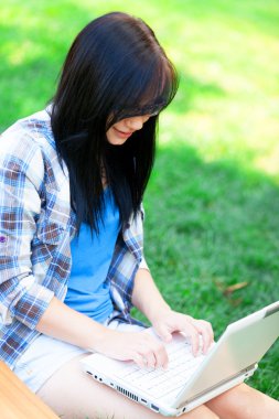 parkın içinde laptop ile genç kız.