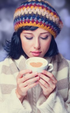 Kızıl kahve fincanı ile Kızıl saçlı kız.