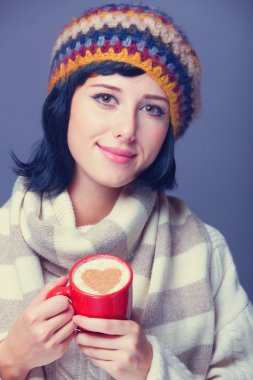 Kızıl kahve fincanı ile Kızıl saçlı kız.