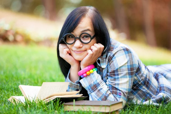 Dospívající dívka s notebookem v parku. — Stock fotografie