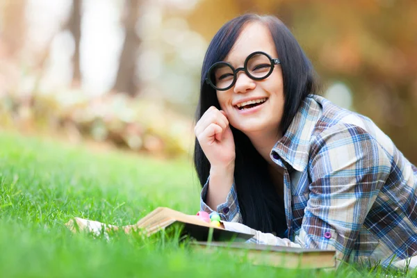 Tiener meisje met laptop in het park. — Stockfoto