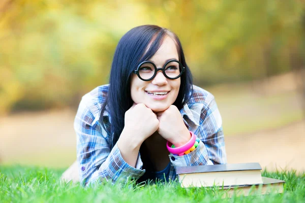 Chica adolescente con cuaderno en el parque . —  Fotos de Stock