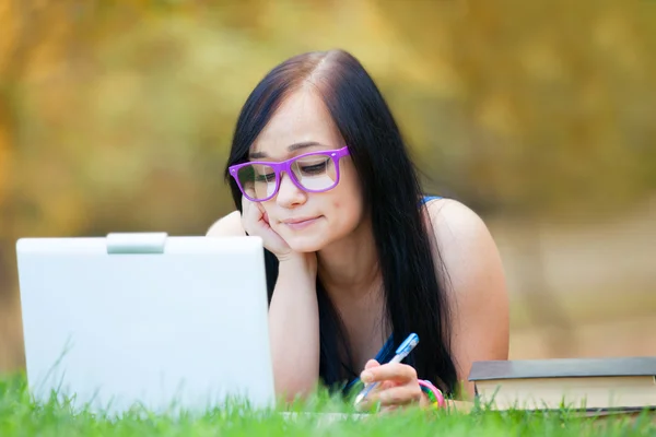 Menina adolescente com laptop no parque . — Fotografia de Stock