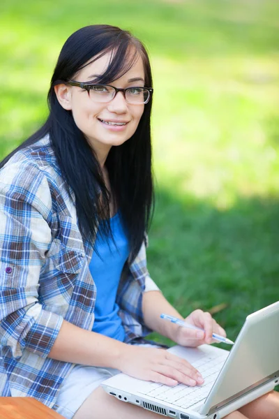 Dziewczyna z laptopa w parku. — Zdjęcie stockowe