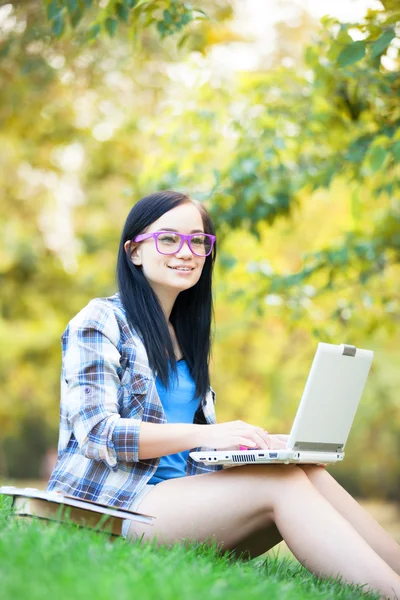Ragazza adolescente con computer portatile nel parco . — Foto Stock