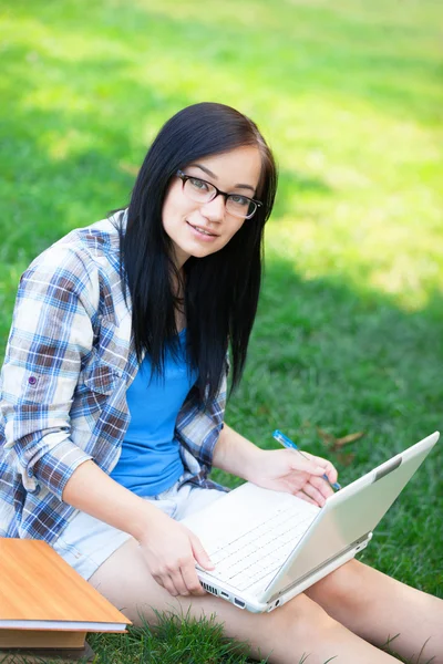Tini lány laptop a parkban. — Stock Fotó