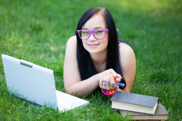 Adolescente avec ordinateur portable dans le parc . — Photo