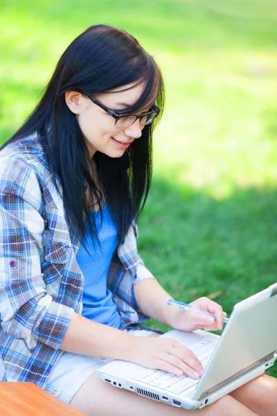 Teen girl with laptop in the park. — Stock Photo, Image