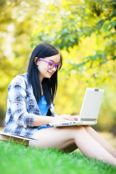 Parkın içinde laptop ile genç kız. — Stok fotoğraf