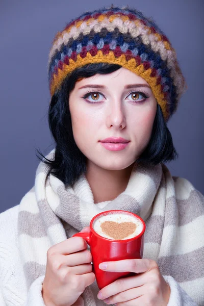 Menina ruiva com copo de café vermelho . — Fotografia de Stock