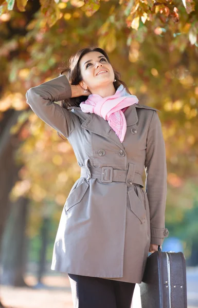 Chica con maleta en otoño al aire libre — Foto de Stock