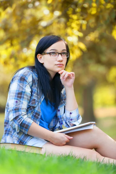 Adolescente avec ordinateur portable dans le parc . — Photo