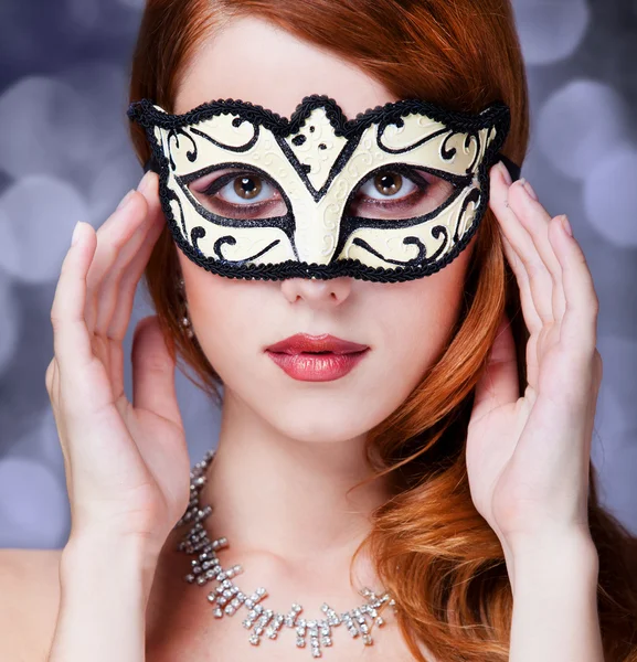 Moda mulheres com máscara . — Fotografia de Stock