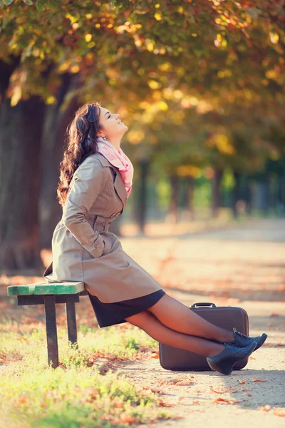 Menina com mala no outono ao ar livre . — Fotografia de Stock