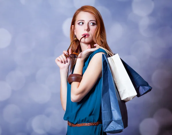 Rothaarige Frauen mit Einkaufstüten. — Stockfoto