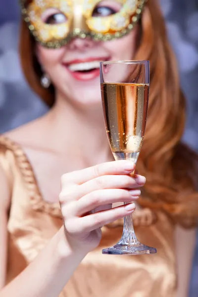 Şampanya ile maske Kızıl saçlı kadın — Stok fotoğraf