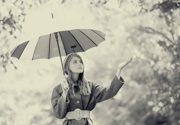 Mädchen mit Regenschirm im Freien — Stockfoto