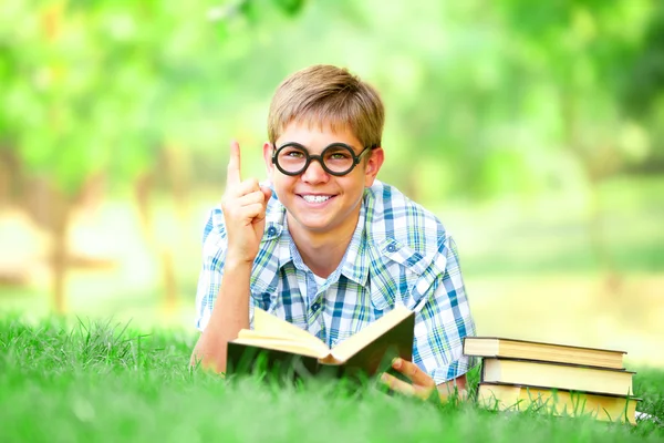 Adolescente chico con libros en el parque . — Foto de Stock