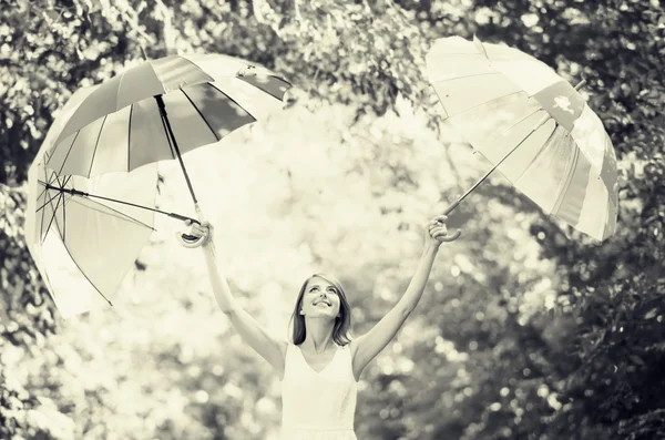 Mädchen mit drei Regenschirmen im Freien — Stockfoto