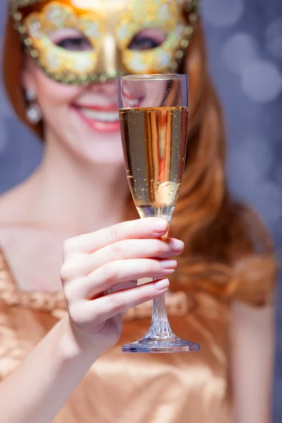 Şampanya ile maske Kızıl saçlı kadın — Stok fotoğraf