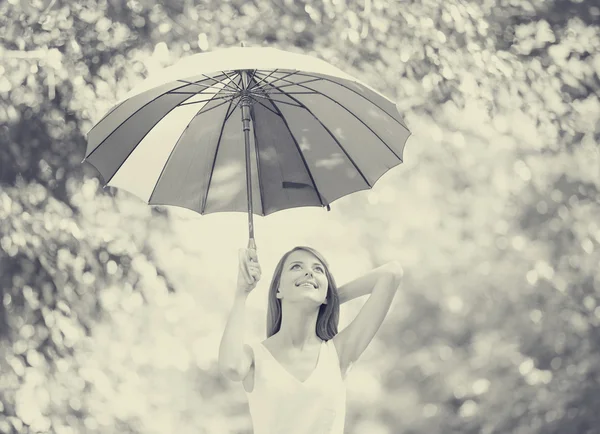 Mädchen mit Regenschirm im Freien — Stockfoto