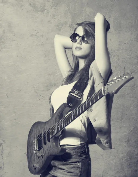 Girl with guitar near wall — Stock Photo, Image