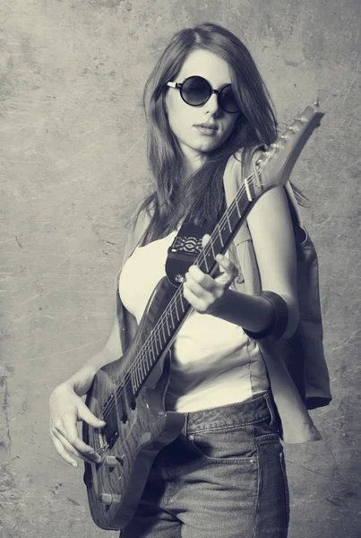 Girl with guitar near wall — Stock Photo, Image