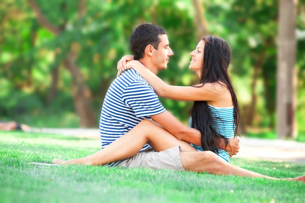 Joven adolescente pareja besos en al aire libre —  Fotos de Stock