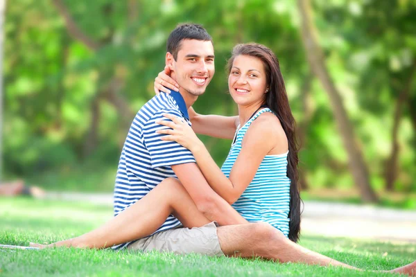 Молодая пара целуется на открытом воздухе — стоковое фото