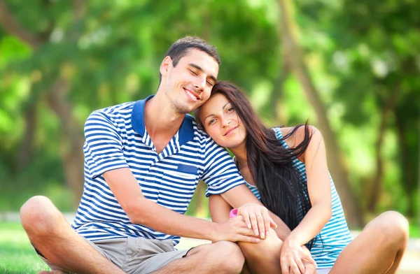 Joven adolescente pareja besos en al aire libre — Foto de Stock