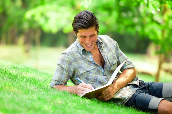 Joven estudiante con nota al aire libre — Foto de Stock