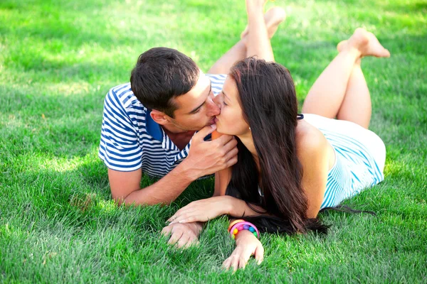 Giovane teen coppia baci all'aperto — Foto Stock