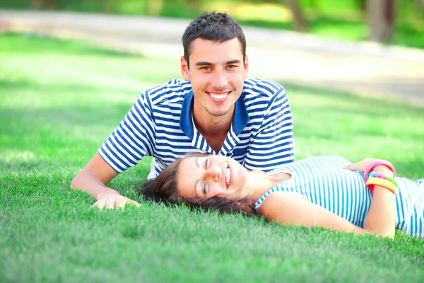 Joven pareja adolescente al aire libre — Foto de Stock