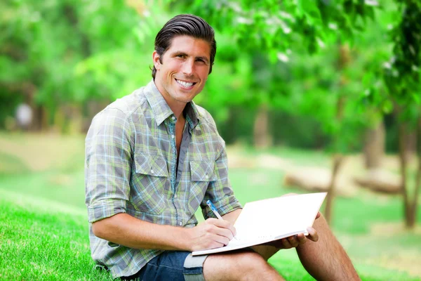 Jonge student met opmerking bij buiten — Stockfoto