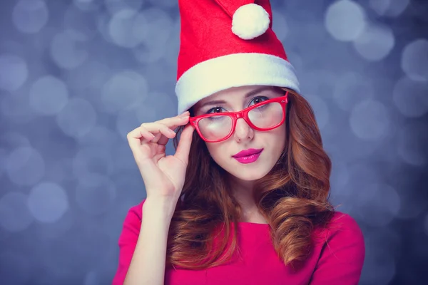Vöröshajú lány karácsonyi kalapban — Stock Fotó