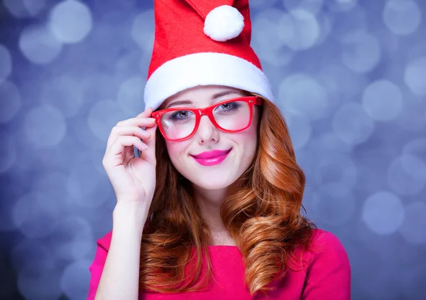Rödhårig tjej i jul hatt — Stockfoto
